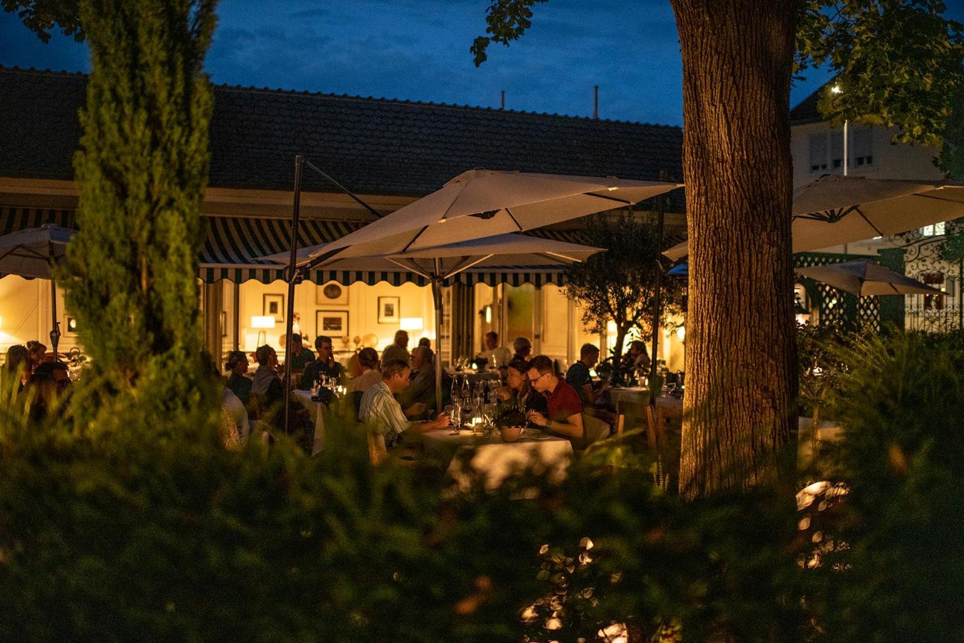 فندق ومطعم إربرينتس ايتلنغن المظهر الخارجي الصورة The restaurant at night